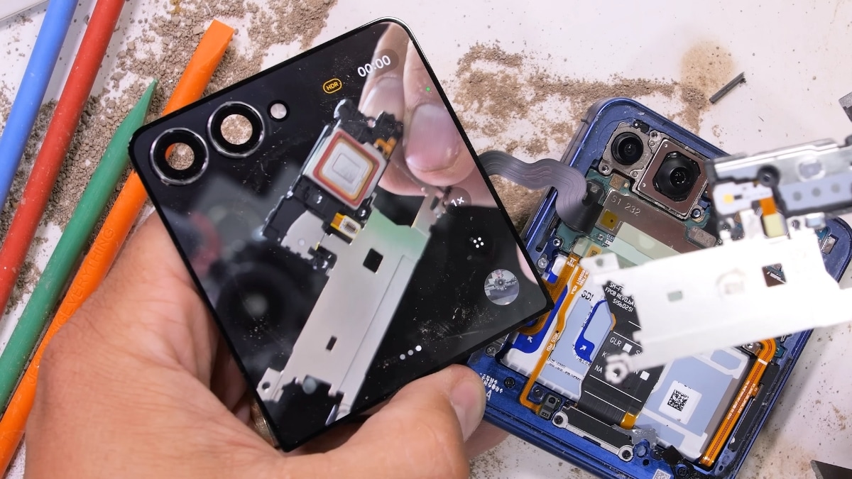 Galaxy Z Flip 7 Teardown JerryRigEverything 2 Galaxy Z Flip 7 Teardown JerryRigEverything 1