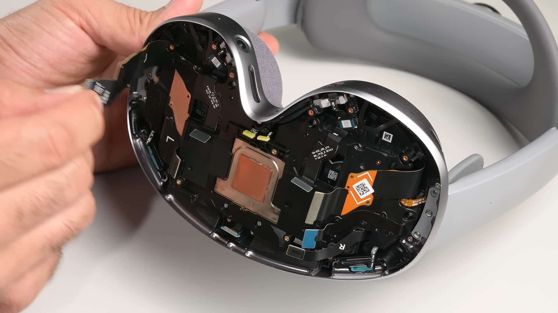 Galaxy XR teardown by iFixit