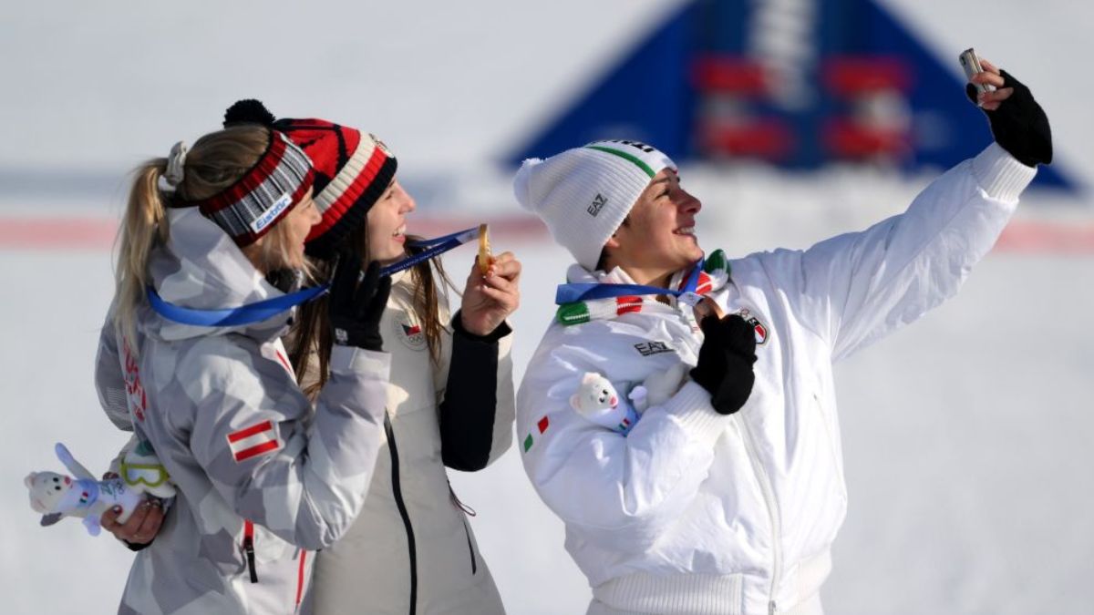 Galaxy Z Flip 7 Olympic Edition Powers Victory Selfie (2)